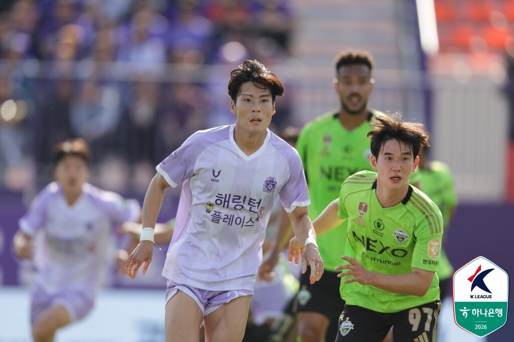 본문 이미지 - 전북 김진규(오른쪽)(한국프로축구연맹 제공) 