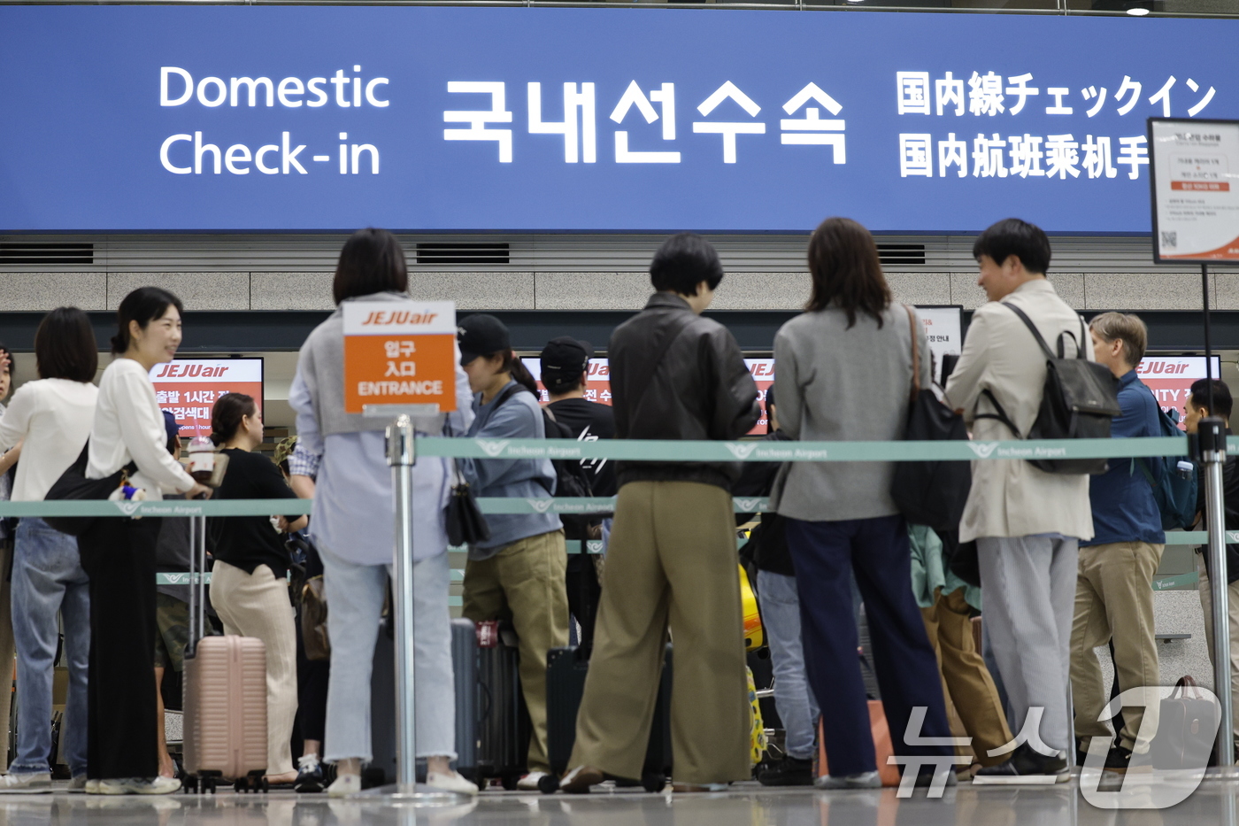 (인천공항=뉴스1) 안은나 기자 = 인천-제주 국내선 직항노선이 10년만에 운영을 재개한 12일 인천국제공항 1터미널에서 제주항공 승객들이 탑승 수속을 밟고 있다. 2026.5.1 …