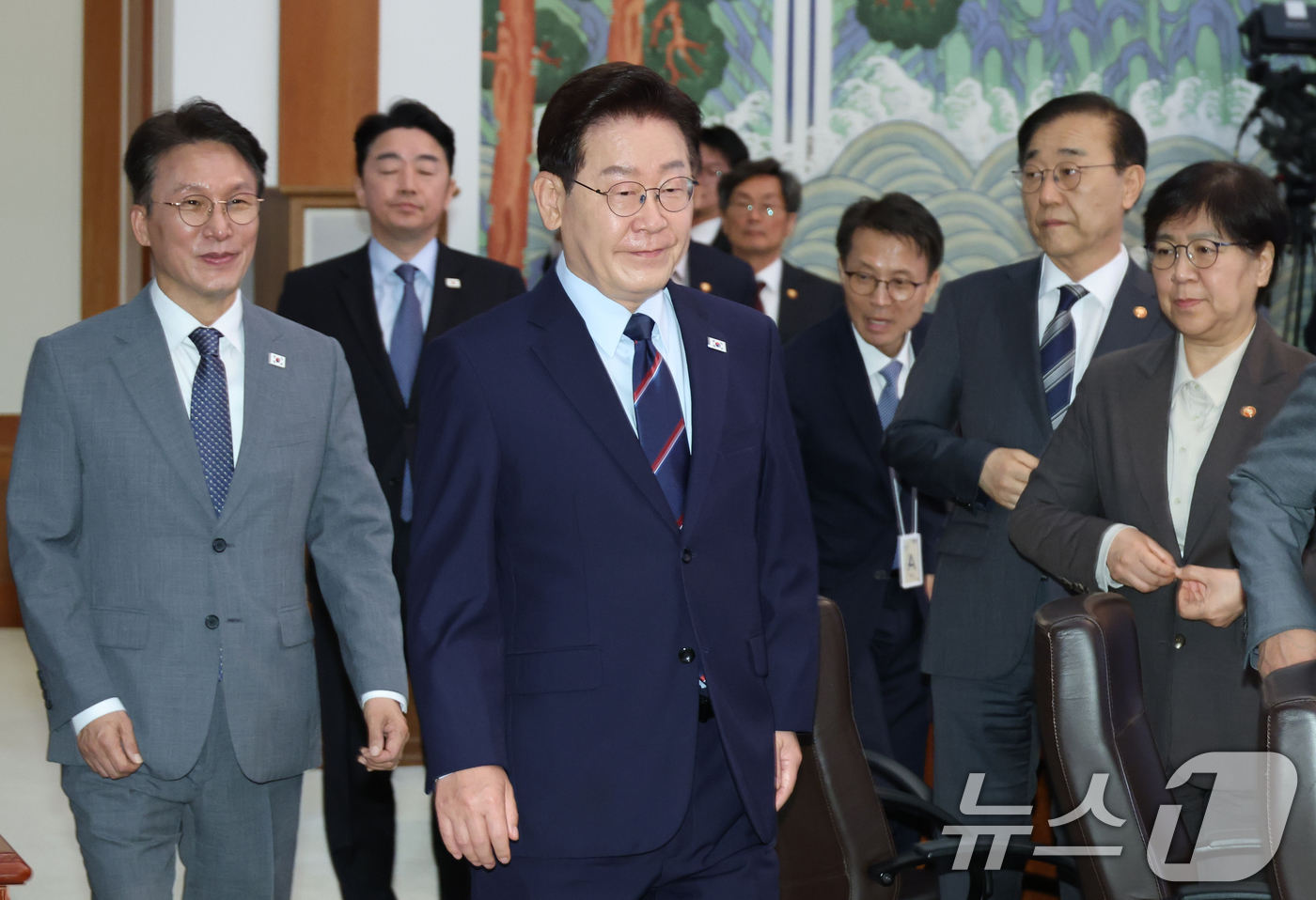 (서울=뉴스1) 이재명 기자 = 이재명 대통령이 12일 청와대에서 열린 제21회 국무회의 겸 제8차 비상경제점검회의에 입장하고 있다. (청와대통신사진기자단) 2026.5.12/뉴스 …