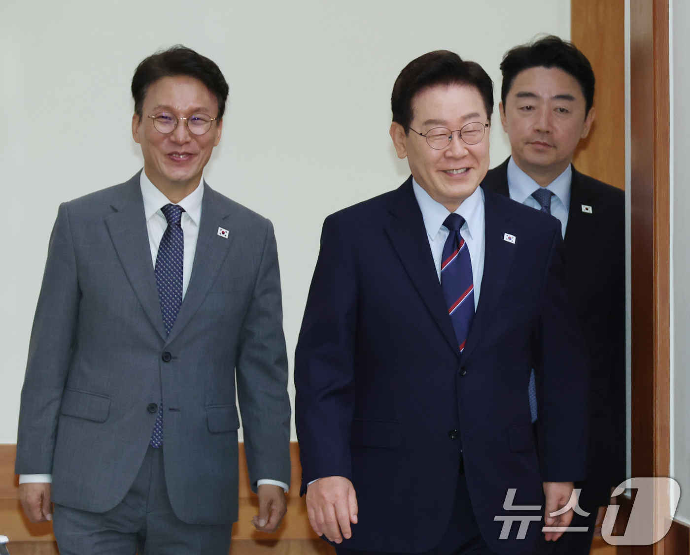 (서울=뉴스1) 이재명 기자 = 이재명 대통령이 12일 청와대에서 열린 제21회 국무회의 겸 제8차 비상경제점검회의에 입장하고 있다. (청와대통신사진기자단) 2026.5.12/뉴스 …