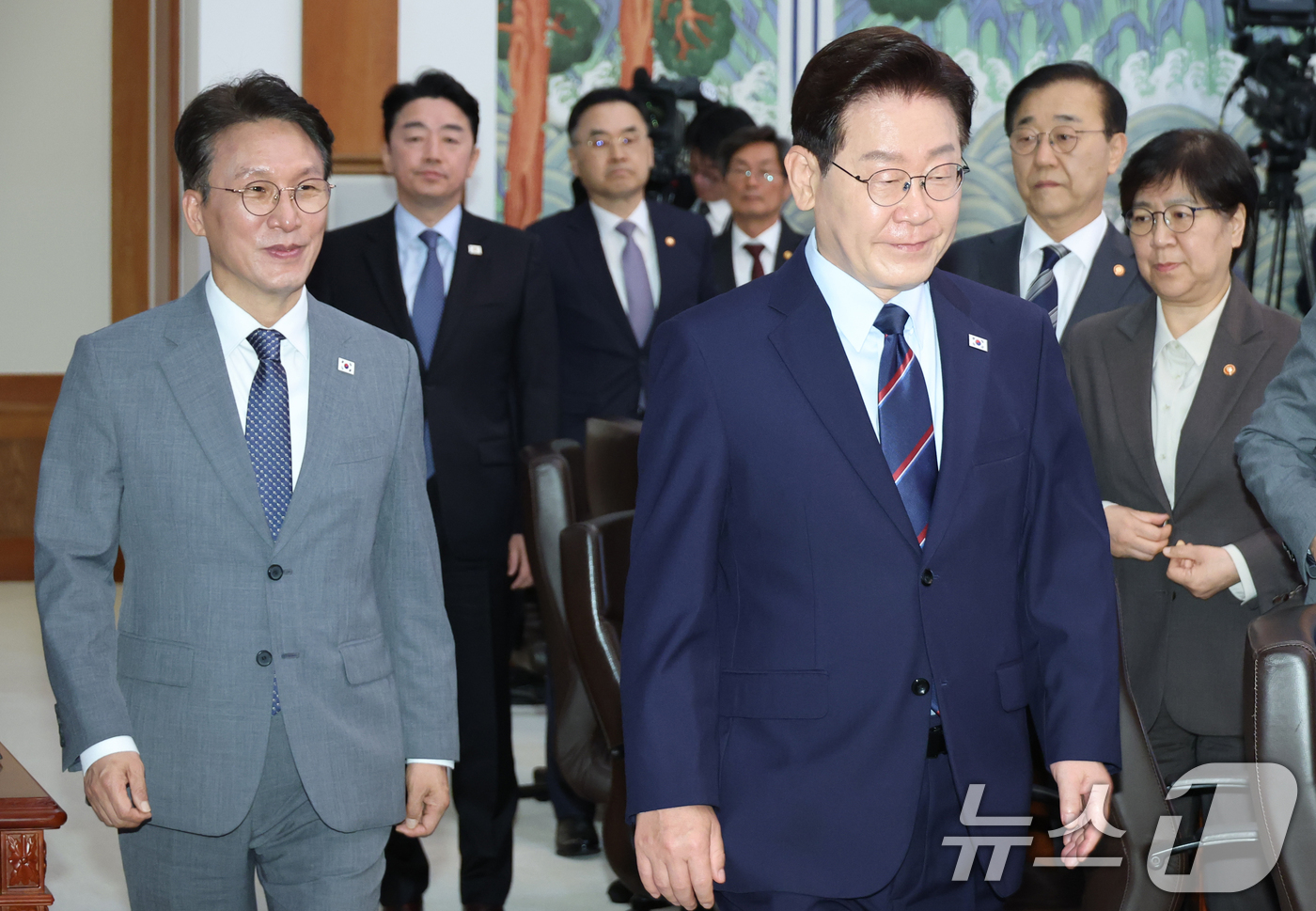 (서울=뉴스1) 이재명 기자 = 이재명 대통령이 12일 청와대에서 열린 제21회 국무회의 겸 제8차 비상경제점검회의에 입장하고 있다. (청와대통신사진기자단) 2026.5.12/뉴스 …