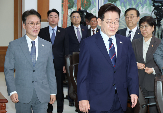 국무회의 입장하는 이재명 대통령
