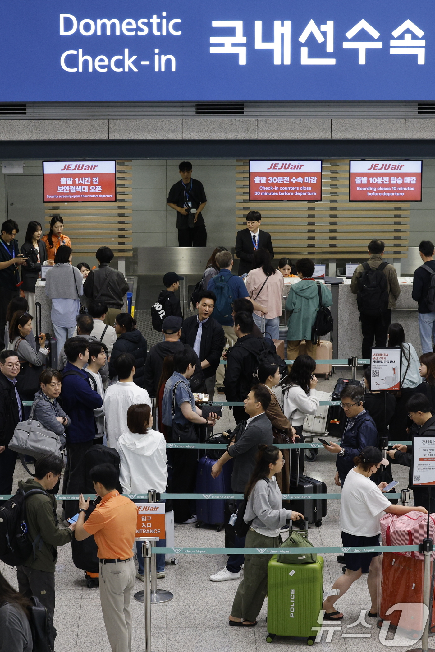 (인천공항=뉴스1) 안은나 기자 = 인천-제주 국내선 직항노선이 10년만에 운영을 재개한 12일 인천국제공항 1터미널에서 제주항공 승객들이 탑승 수속을 밟고 있다. 2026.5.1 …