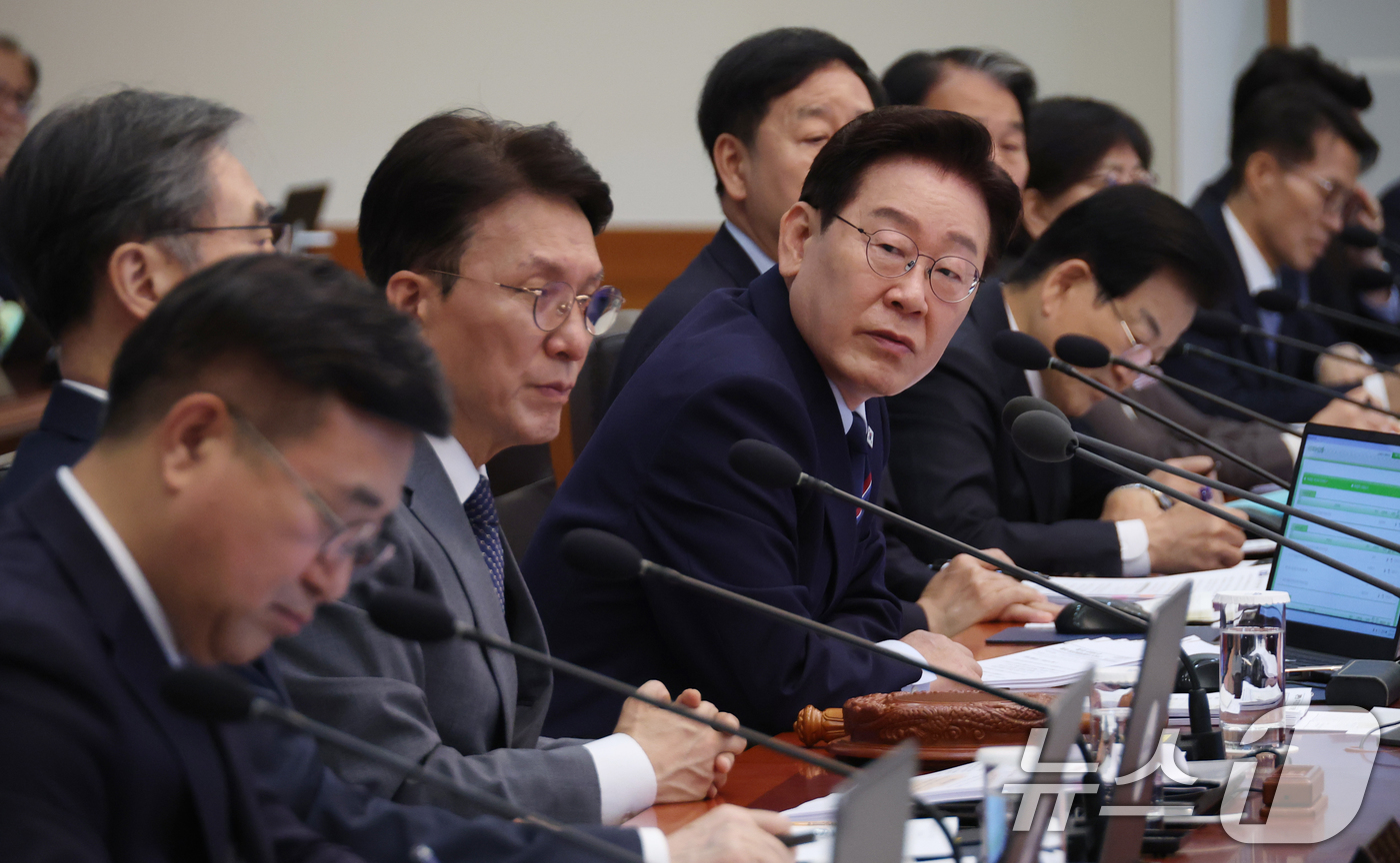 (서울=뉴스1) 이재명 기자 = 이재명 대통령이 12일 청와대에서 열린 제21회 국무회의 겸 제8차 비상경제점검회의에서 발언을 하고 있다. (청와대통신사진기자단) 2026.5.12 …