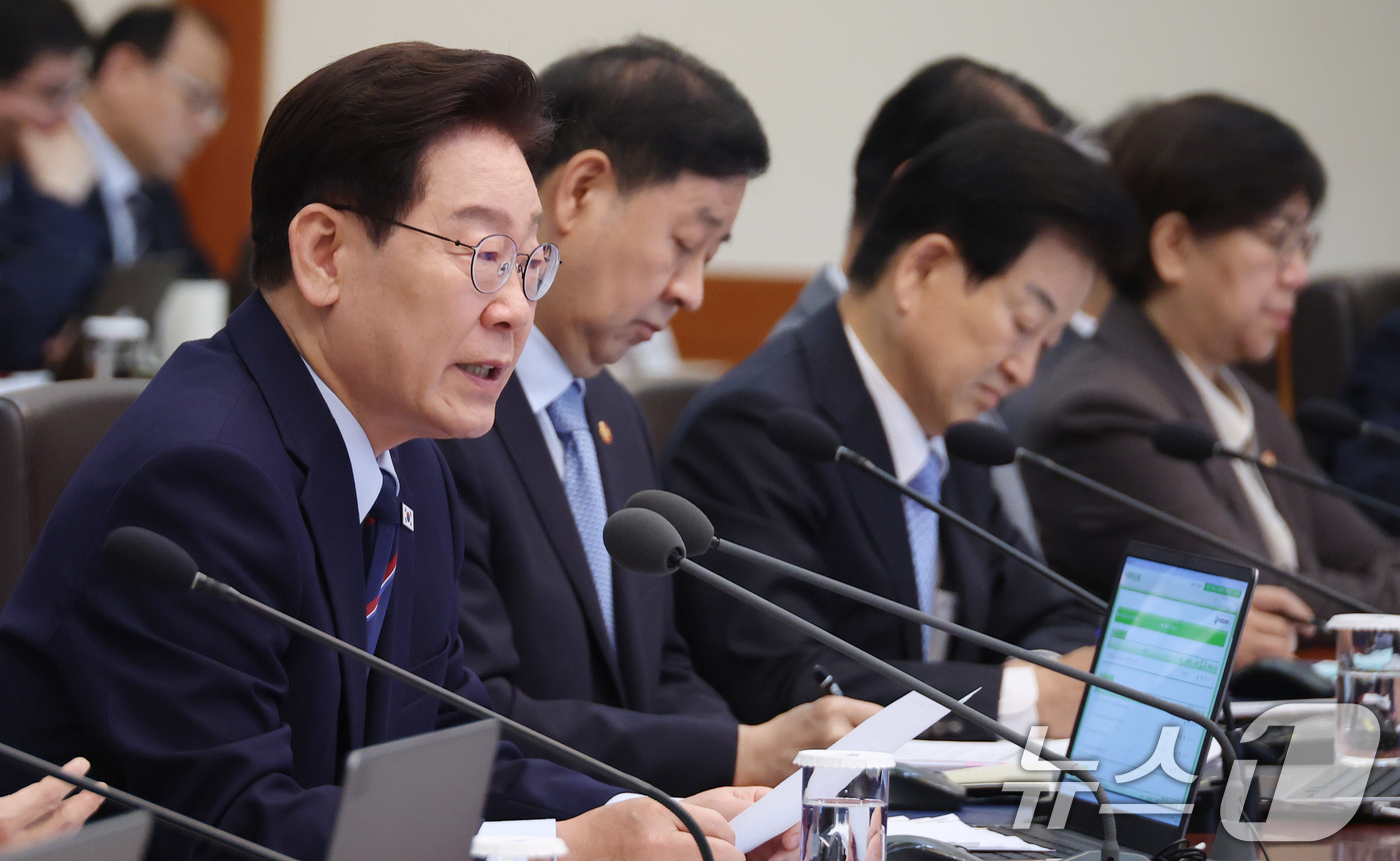 (서울=뉴스1) 이재명 기자 = 이재명 대통령이 12일 청와대에서 열린 제21회 국무회의 겸 제8차 비상경제점검회의에서 발언을 하고 있다. (청와대통신사진기자단) 2026.5.12 …