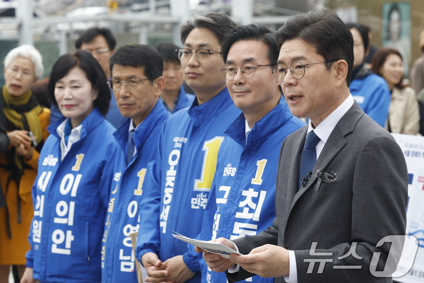 (서울=뉴스1) 박정호 기자 = 정원오 더불어민주당 서울시장 후보가 12일 오전 서울 동대문구 청량리역 광장에서 "서울 공간 대전환" G2 공약을 발표하고 있다.  2026.5.1 …