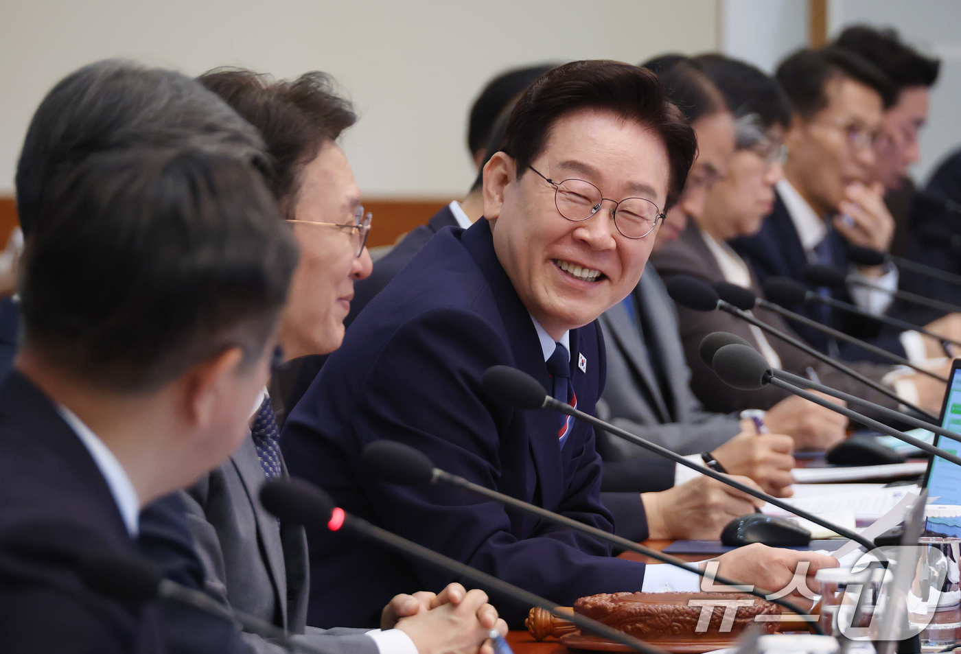(서울=뉴스1) 이재명 기자 = 이재명 대통령이 12일 청와대에서 열린 제21회 국무회의 겸 제8차 비상경제점검회의에서 윤호중 행정안전부 장관의 발언을 들으며 미소 짓고 있다. ( …