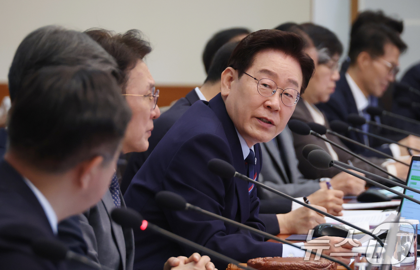 (서울=뉴스1) 이재명 기자 = 이재명 대통령이 12일 청와대에서 열린 제21회 국무회의 겸 제8차 비상경제점검회의에서 윤호중 행정안전부 장관에게 질문하고 있다. (청와대통신사진기 …