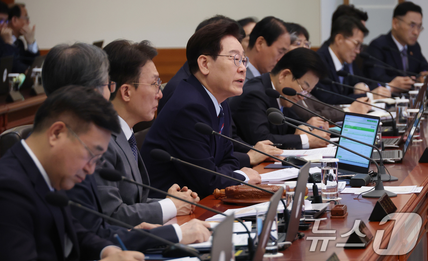 (서울=뉴스1) 이재명 기자 = 이재명 대통령이 12일 청와대에서 열린 제21회 국무회의 겸 제8차 비상경제점검회의에서 발언을 하고 있다. (청와대통신사진기자단) 2026.5.12 …