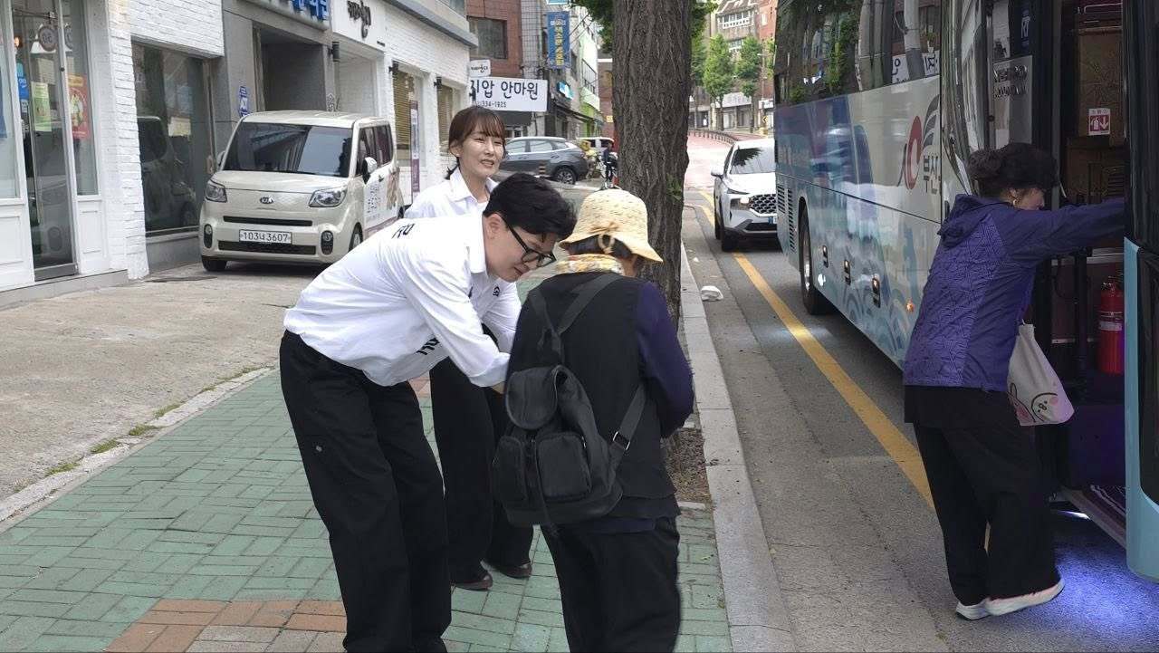 본문 이미지 - 부산 북구갑 보궐선거에 출마하는 한동훈 무소속 후보가 12일 지역구에서 배우자 진은정 변호사와 인사를 하고 있다. (한 후보 SNS. 재판매 및 DB금지)