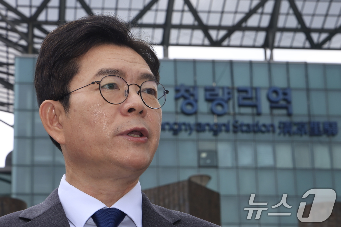 (서울=뉴스1) 박정호 기자 = 정원오 더불어민주당 서울시장 후보가 12일 오전 서울 동대문구 청량리역 광장에서 "서울 공간 대전환" G2 공약을 발표하고 있다. 2026.5.12 …