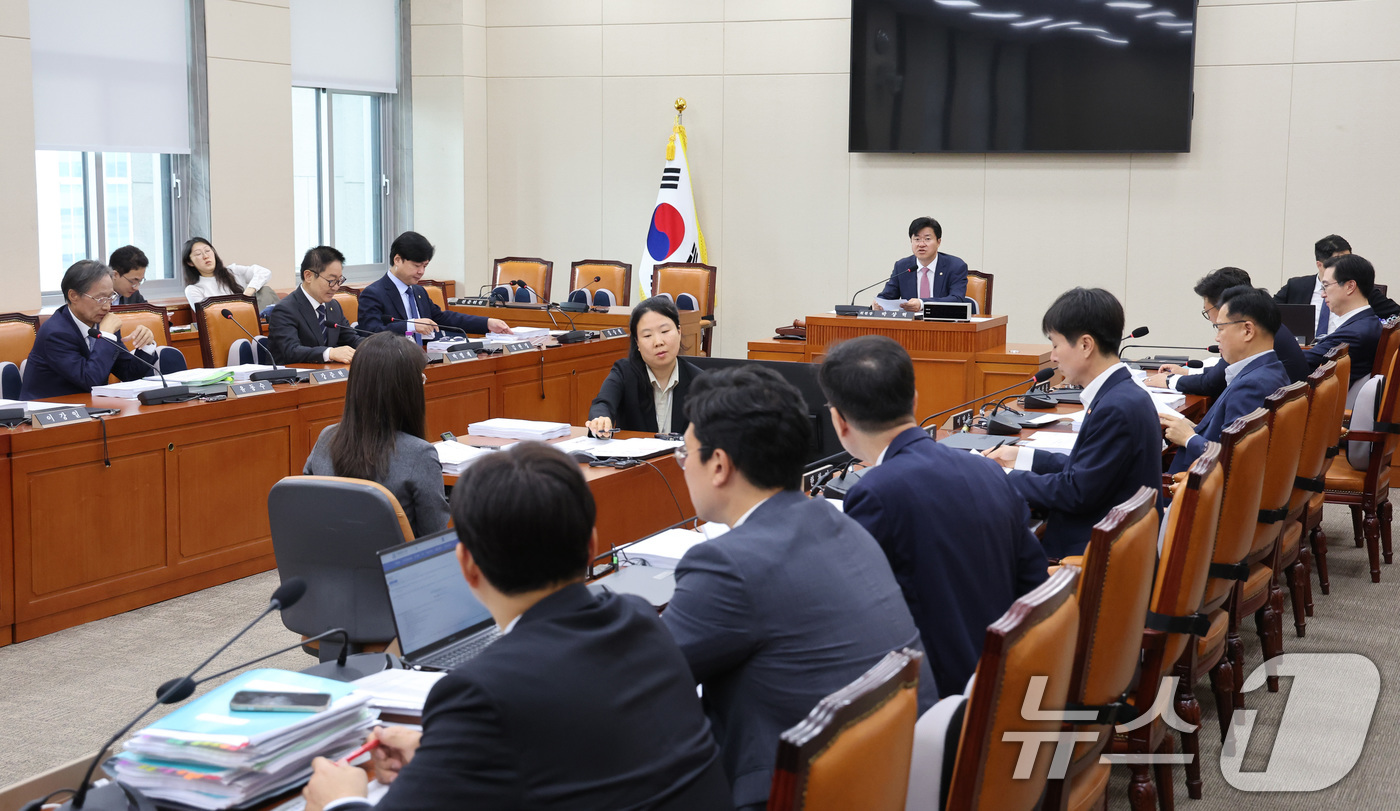 (서울=뉴스1) 신웅수 기자 = 박상혁 소위원장이 12일 서울 여의도 국회에서 열린 정무위원회 법안심사제1소위원회를 주재하고 있다. 2026.5.12/뉴스1
