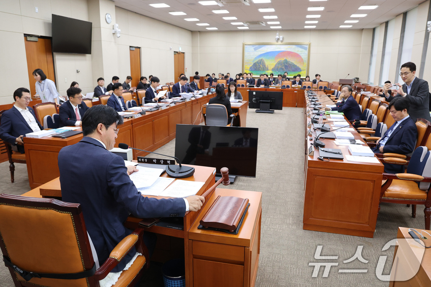 (서울=뉴스1) 신웅수 기자 = 박상혁 소위원장이 12일 서울 여의도 국회에서 열린 정무위원회 법안심사제1소위원회에서 의사봉을 두드리고 있다. 2026.5.12/뉴스1