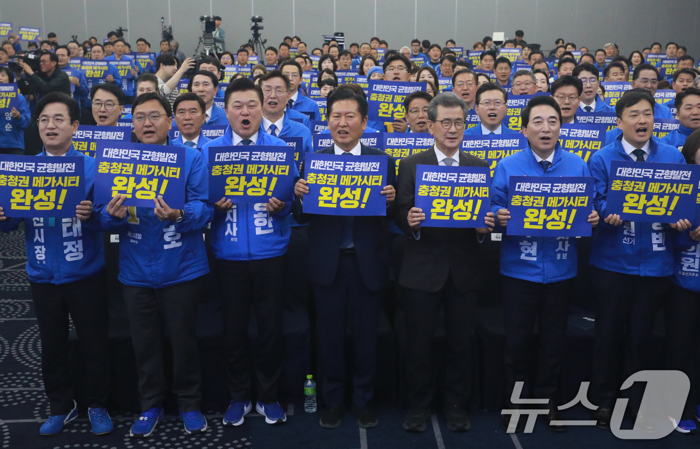 (청주=뉴스1) 김용빈 기자 = 더불어민주당 정청래 대표가 12일 충북 청주시 엔포드호텔에서 열린 9회 전국동시지방선거 대전·세종·충북·충남 공천자대회에서 허태정 대전시장·조상호 …