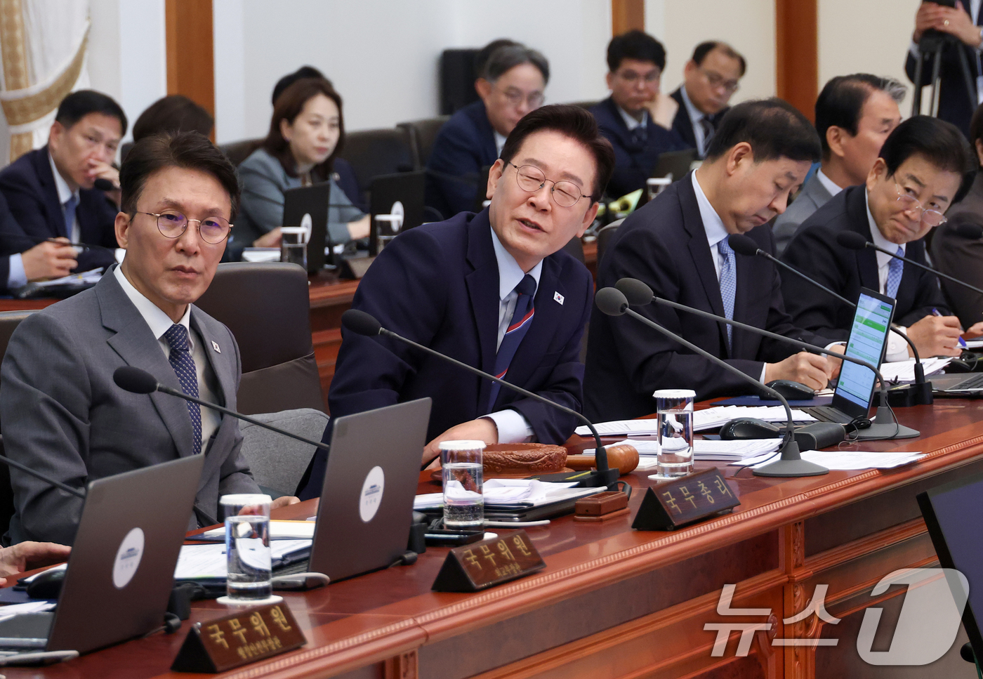 (서울=뉴스1) 이재명 기자 = 이재명 대통령이 12일 청와대에서 열린 제21회 국무회의 겸 제8차 비상경제점검회의에서 발언을 하고 있다. (청와대통신사진기자단) 2026.5.12 …