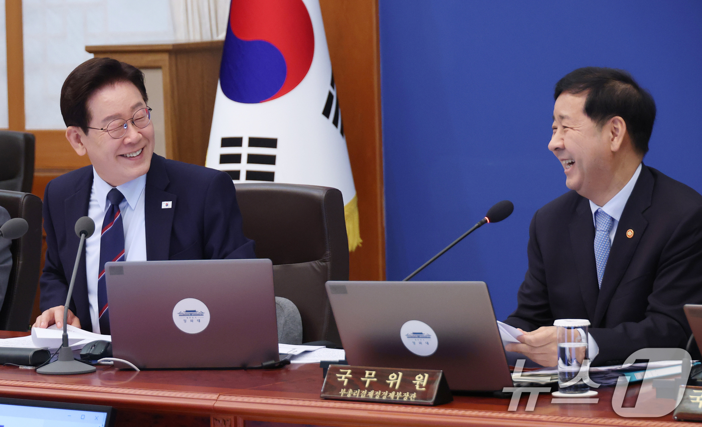 (서울=뉴스1) 이재명 기자 = 이재명 대통령이 12일 청와대에서 열린 제21회 국무회의 겸 제8차 비상경제점검회의에서 구윤철 부총리 겸 재정경제부 장관을 향해 발언하고 있다. ( …