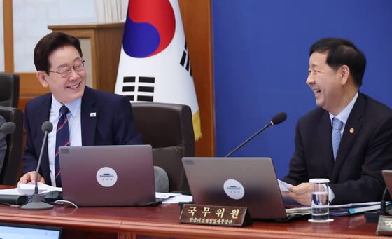 미소 짓는 이재명 대통령