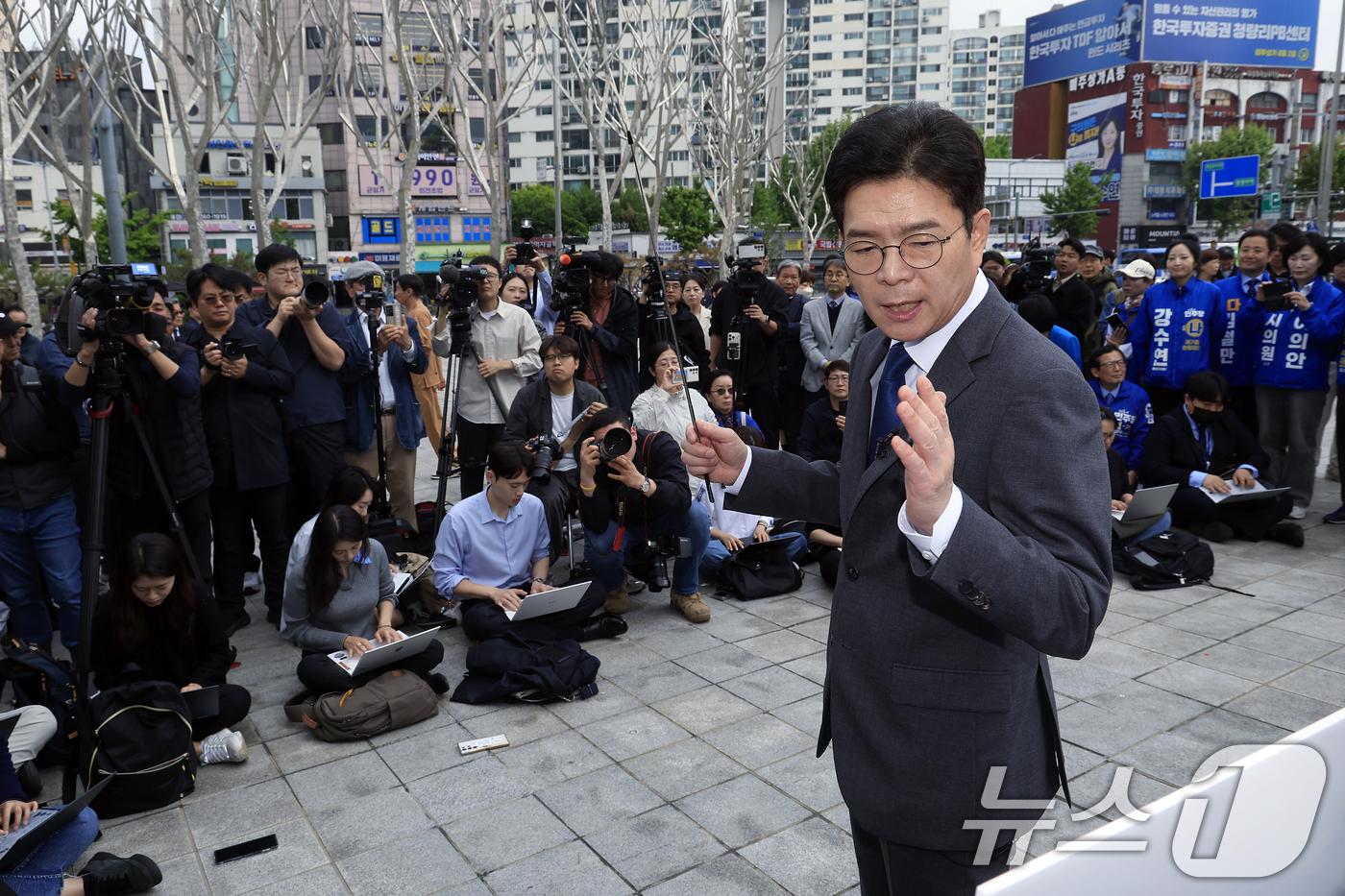 (서울=뉴스1) 박정호 기자 = 정원오 더불어민주당 서울시장 후보가 12일 오전 서울 동대문구 청량리역 광장에서 "서울 공간 대전환" G2 공약을 발표하고 있다. 2026.5.12 …