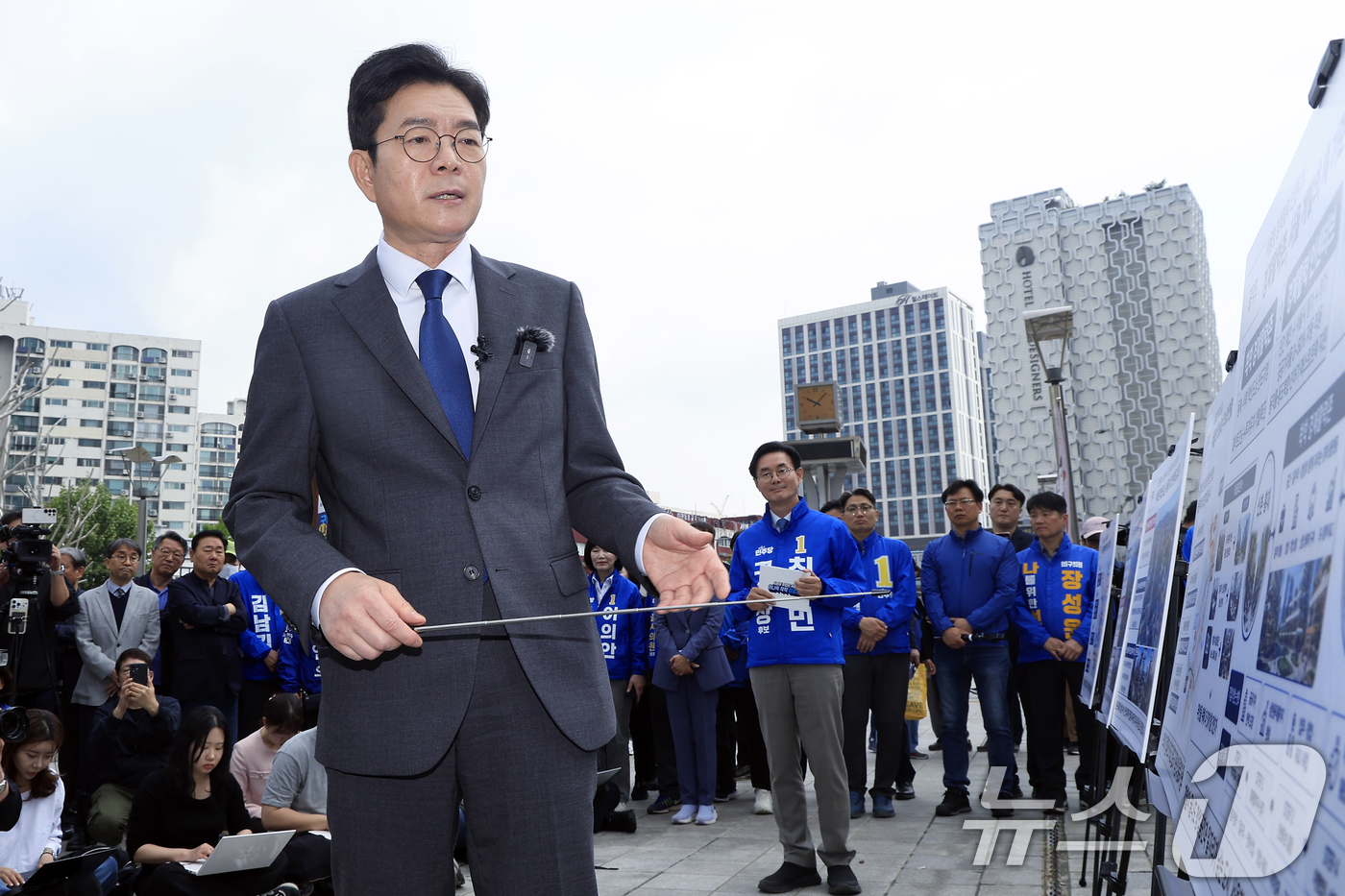 (서울=뉴스1) 박정호 기자 = 정원오 더불어민주당 서울시장 후보가 12일 오전 서울 동대문구 청량리역 광장에서 "서울 공간 대전환" G2 공약을 발표하고 있다. 2026.5.12 …
