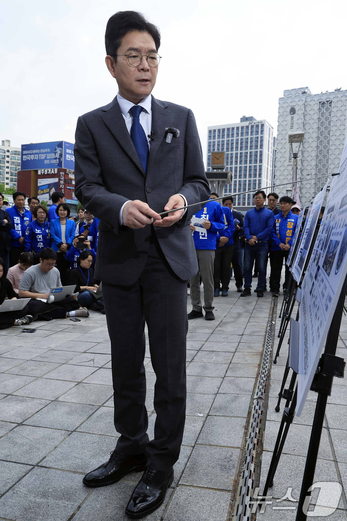(서울=뉴스1) 박정호 기자 = 정원오 더불어민주당 서울시장 후보가 12일 오전 서울 동대문구 청량리역 광장에서 "서울 공간 대전환" G2 공약을 발표하고 있다. 2026.5.12 …