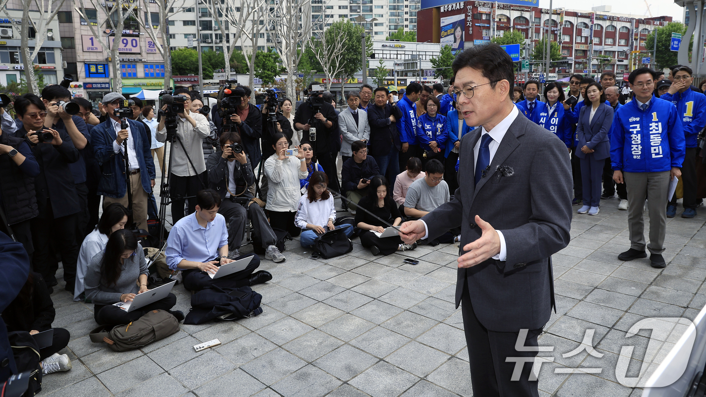 (서울=뉴스1) 박정호 기자 = 정원오 더불어민주당 서울시장 후보가 12일 오전 서울 동대문구 청량리역 광장에서 "서울 공간 대전환" G2 공약을 발표하고 있다. 2026.5.12 …