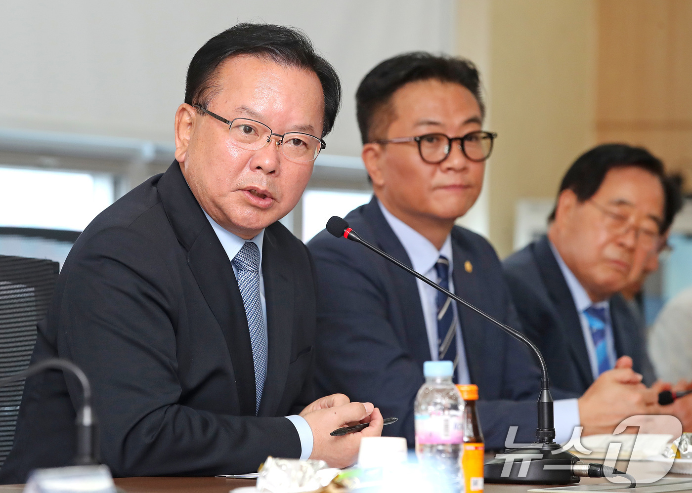 (대구=뉴스1) 공정식 기자 = 김부겸 더불어민주당 대구시장 후보가 12일 오전 대구 달성군 다사읍 대구경북기계협동조합에서 열린 '대구경북 기계산업 활성화를 위한 간담회'에 참석해 …