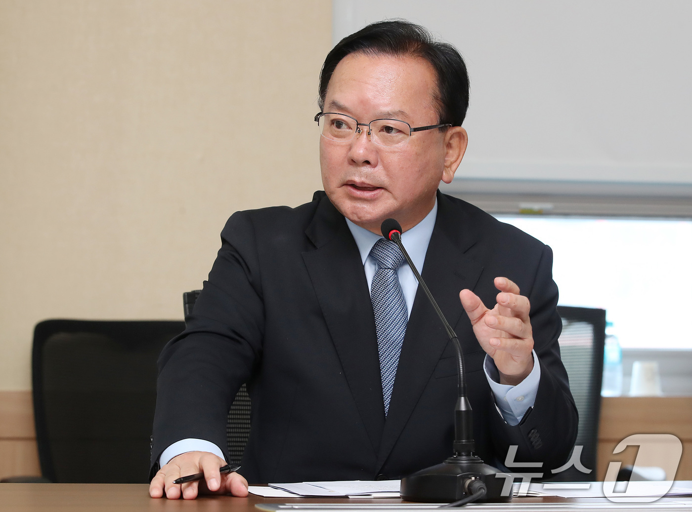 (대구=뉴스1) 공정식 기자 = 김부겸 더불어민주당 대구시장 후보가 12일 오전 대구 달성군 다사읍 대구경북기계협동조합에서 열린 '대구경북 기계산업 활성화를 위한 간담회'에 참석해 …