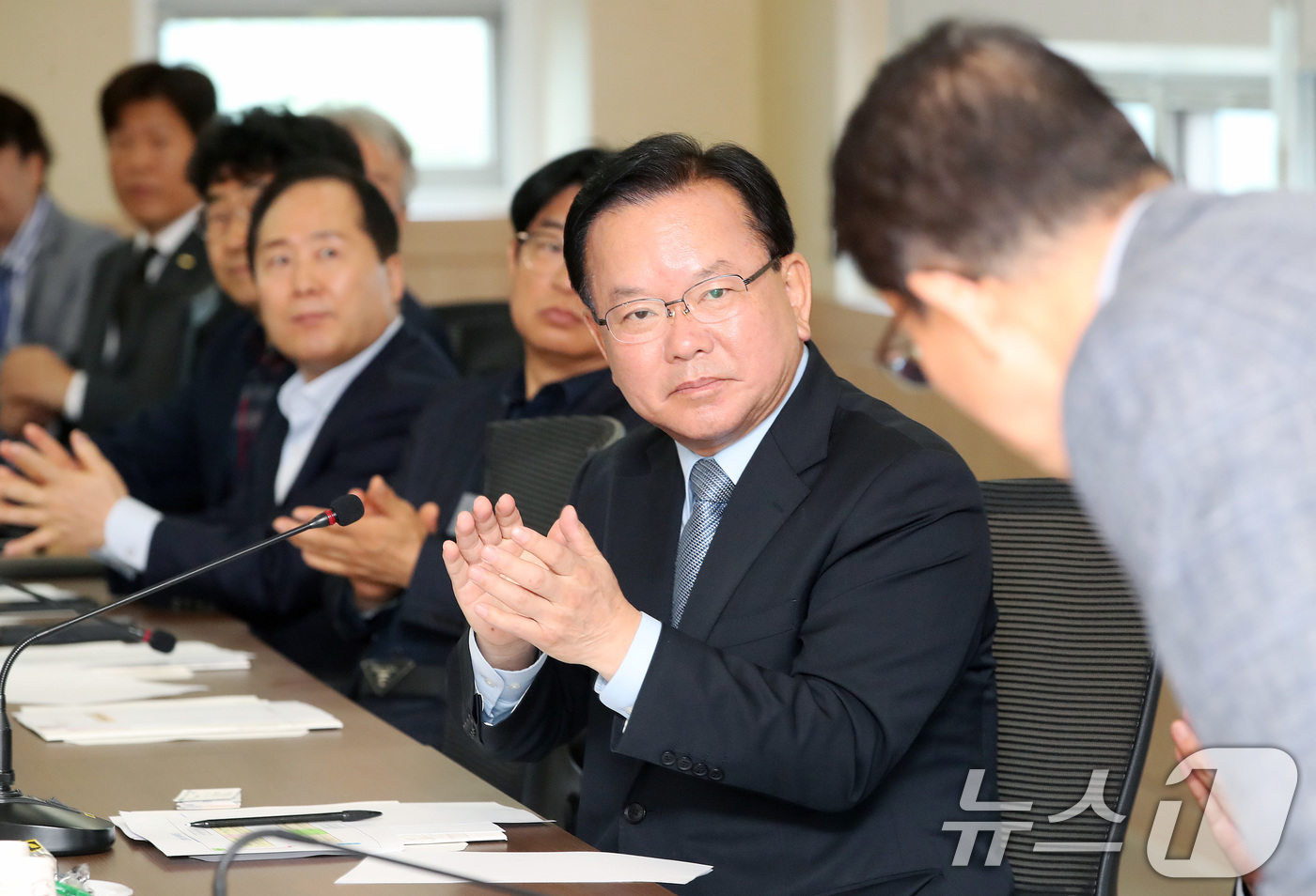 (대구=뉴스1) 공정식 기자 = 김부겸 더불어민주당 대구시장 후보가 12일 오전 대구 달성군 다사읍 대구경북기계협동조합에서 열린 '대구경북 기계산업 활성화를 위한 간담회'를 찾아 …