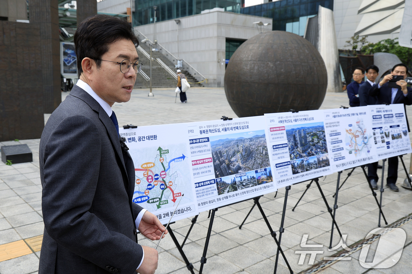 (서울=뉴스1) 박정호 기자 = 정원오 더불어민주당 서울시장 후보가 12일 오전 서울 동대문구 청량리역 광장에서 "서울 공간 대전환" G2 공약을 발표하고 있다. 2026.5.12 …