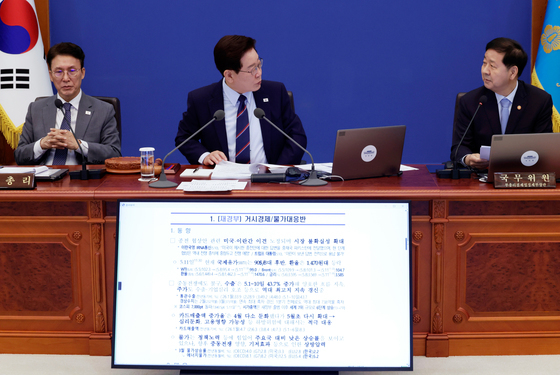 구윤철 부총리와 대화하는 이재명 대통령