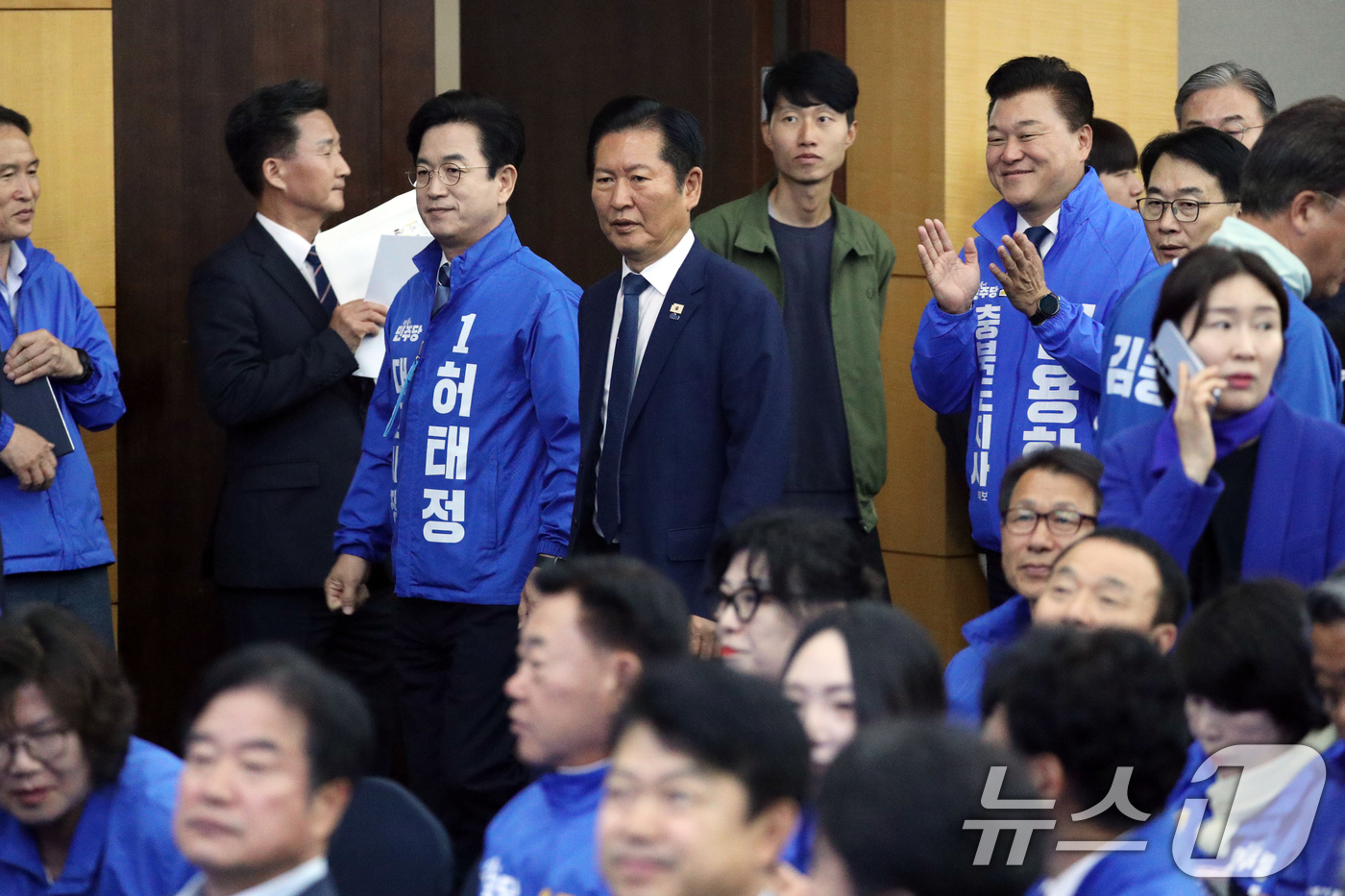 (청주=뉴스1) 김용빈 기자 = 정청래 더불어민주당 대표가 12일 충북 청주시 엔포드호텔에서 열린 9회 전국동시지방선거 대전·세종·충북·충남 공천자대회 참석을 위해 이동하고 있다. …