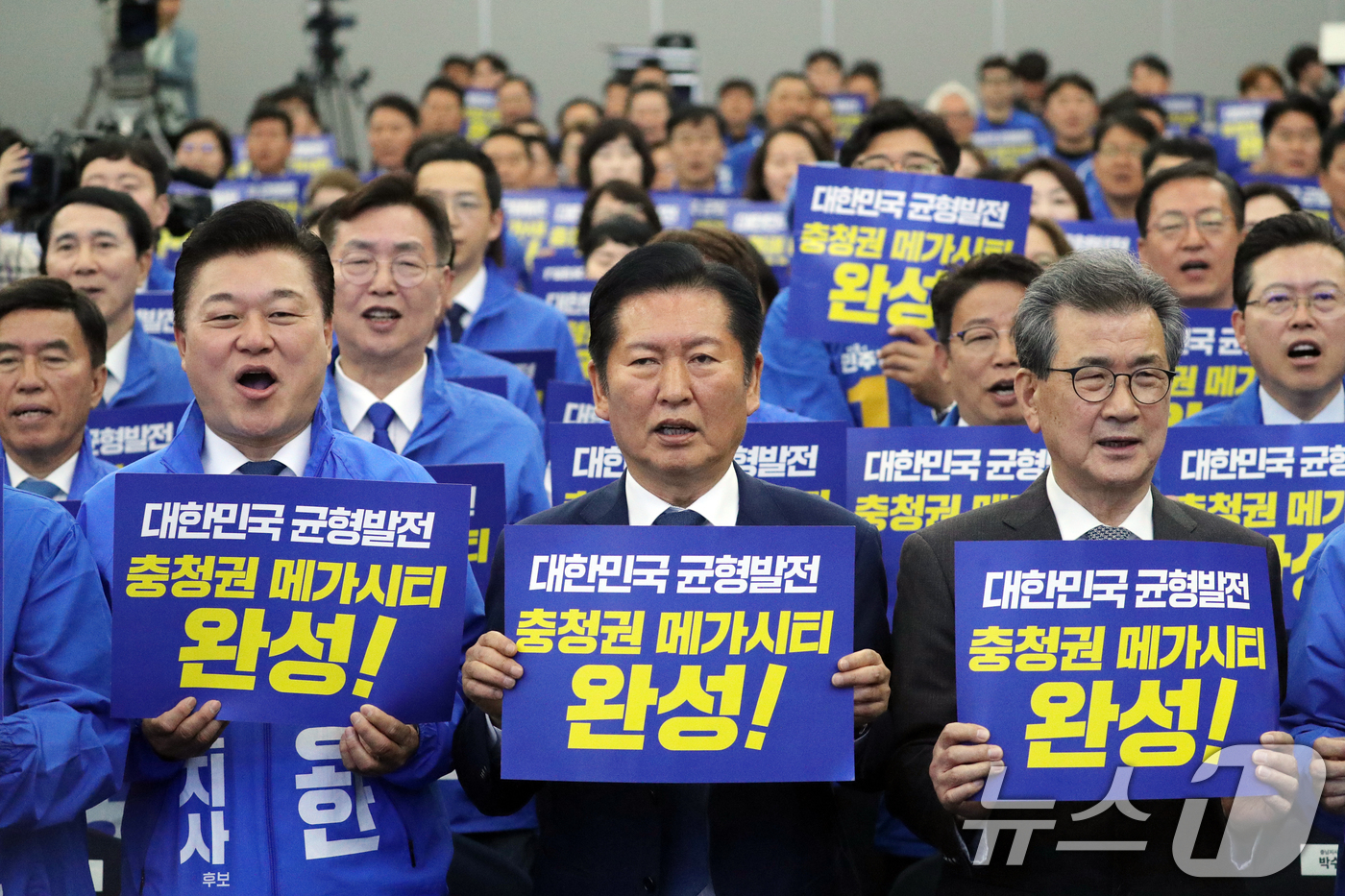 (청주=뉴스1) 김용빈 기자 = 정청래 더불어민주당 대표가 12일 충북 청주시 엔포드호텔에서 열린 9회 전국동시지방선거 대전·세종·충북·충남 공천자대회에서 허태정 대전시장·조상호 …