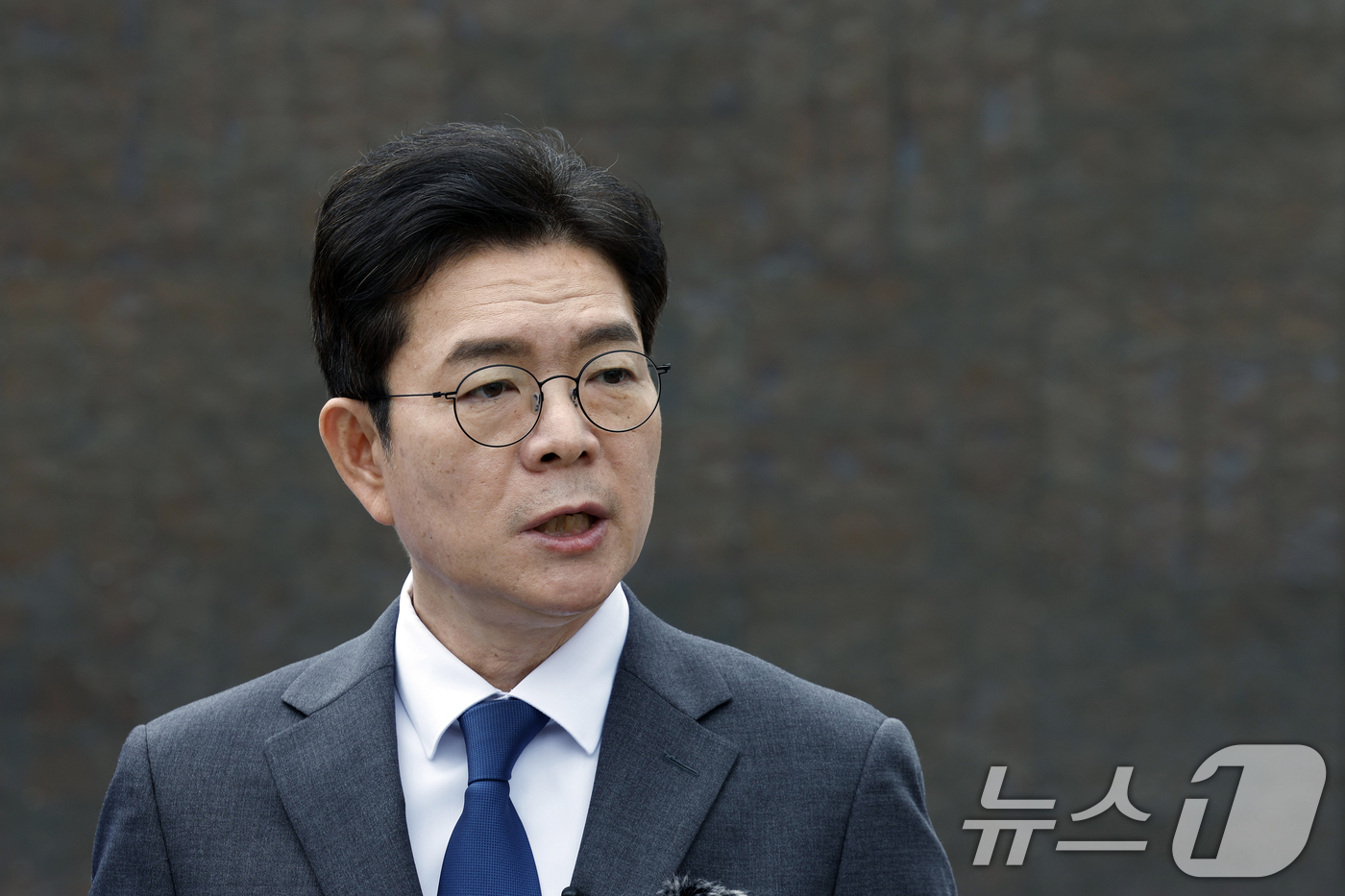 (서울=뉴스1) 박정호 기자 = 정원오 더불어민주당 서울시장 후보가 12일 오전 서울 동대문구 청량리역 광장에서 "서울 공간 대전환" G2 공약 발표 후 취재진의 질문에 답하고 있 …