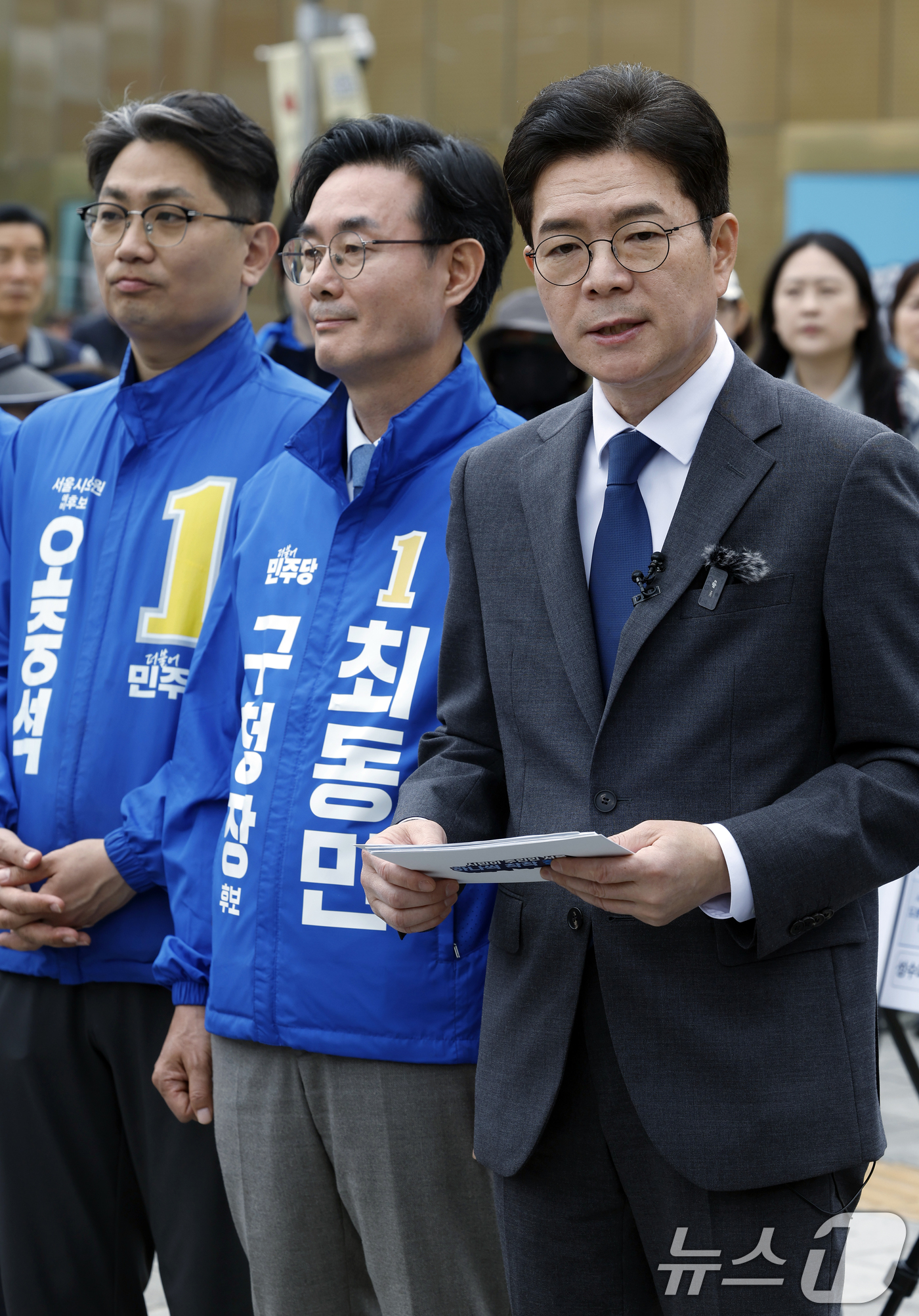 (서울=뉴스1) 박정호 기자 = 정원오 더불어민주당 서울시장 후보가 12일 오전 서울 동대문구 청량리역 광장에서 "서울 공간 대전환" G2 공약 발표 후 취재진의 질문에 답하고 있 …