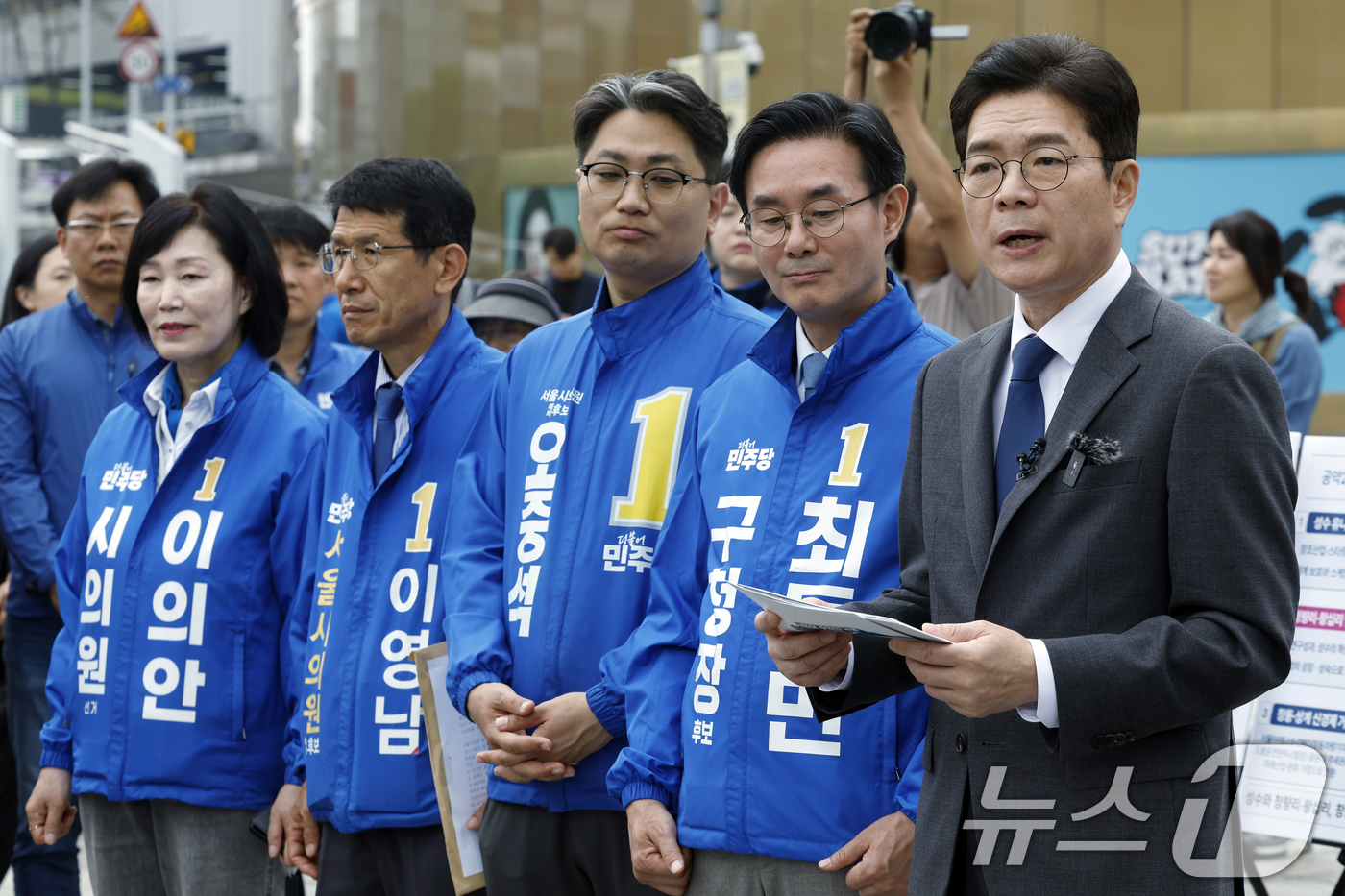 (서울=뉴스1) 박정호 기자 = 정원오 더불어민주당 서울시장 후보가 12일 오전 서울 동대문구 청량리역 광장에서 "서울 공간 대전환" G2 공약 발표를 하고 있다. 2026.5.1 …