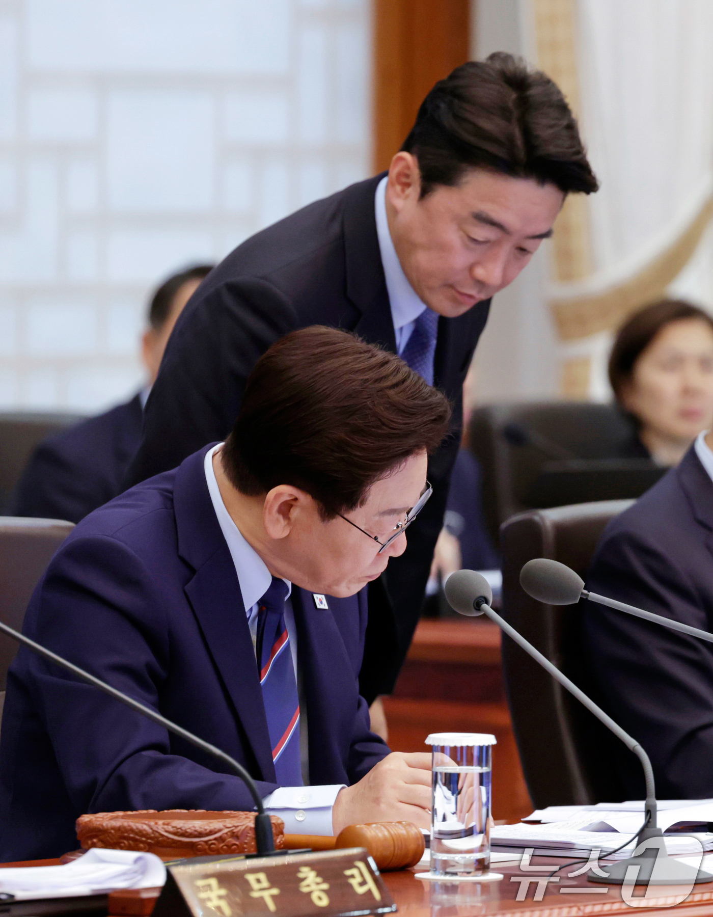 (서울=뉴스1) 허경 기자 = 이재명 대통령이 12일 청와대에서 열린 비상경제점검회의 겸 국무회의에서 강훈식 비서실장의 보고를 받고 있다. (청와대통신사진기자단) 2026.5.12 …