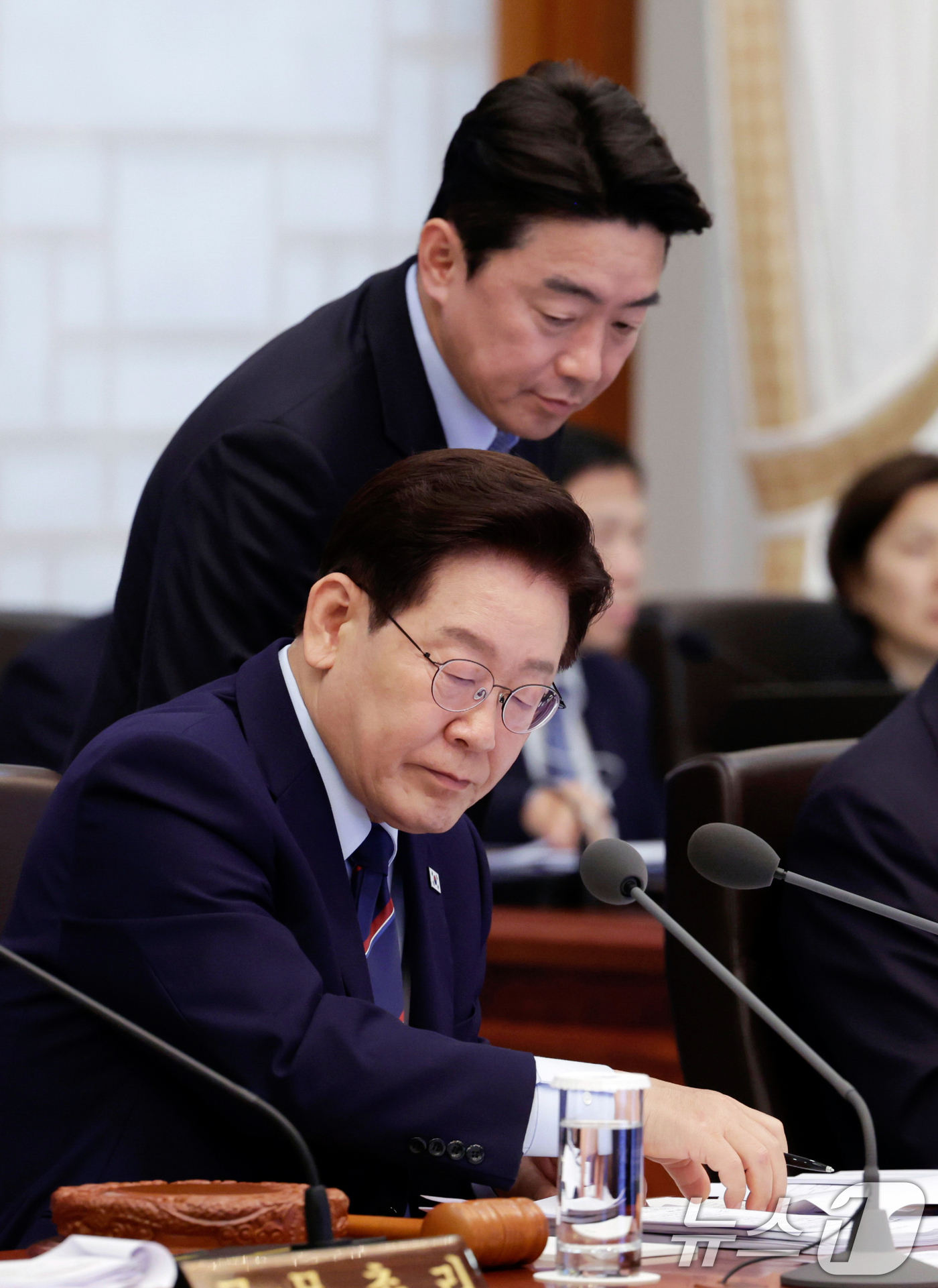 (서울=뉴스1) 허경 기자 = 이재명 대통령이 12일 청와대에서 열린 비상경제점검회의 겸 국무회의에서 강훈식 비서실장의 보고를 받고 있다. (청와대통신사진기자단) 2026.5.12 …