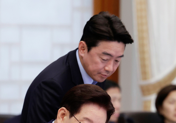 강훈식 비서실장 보고 받는 이재명 대통령