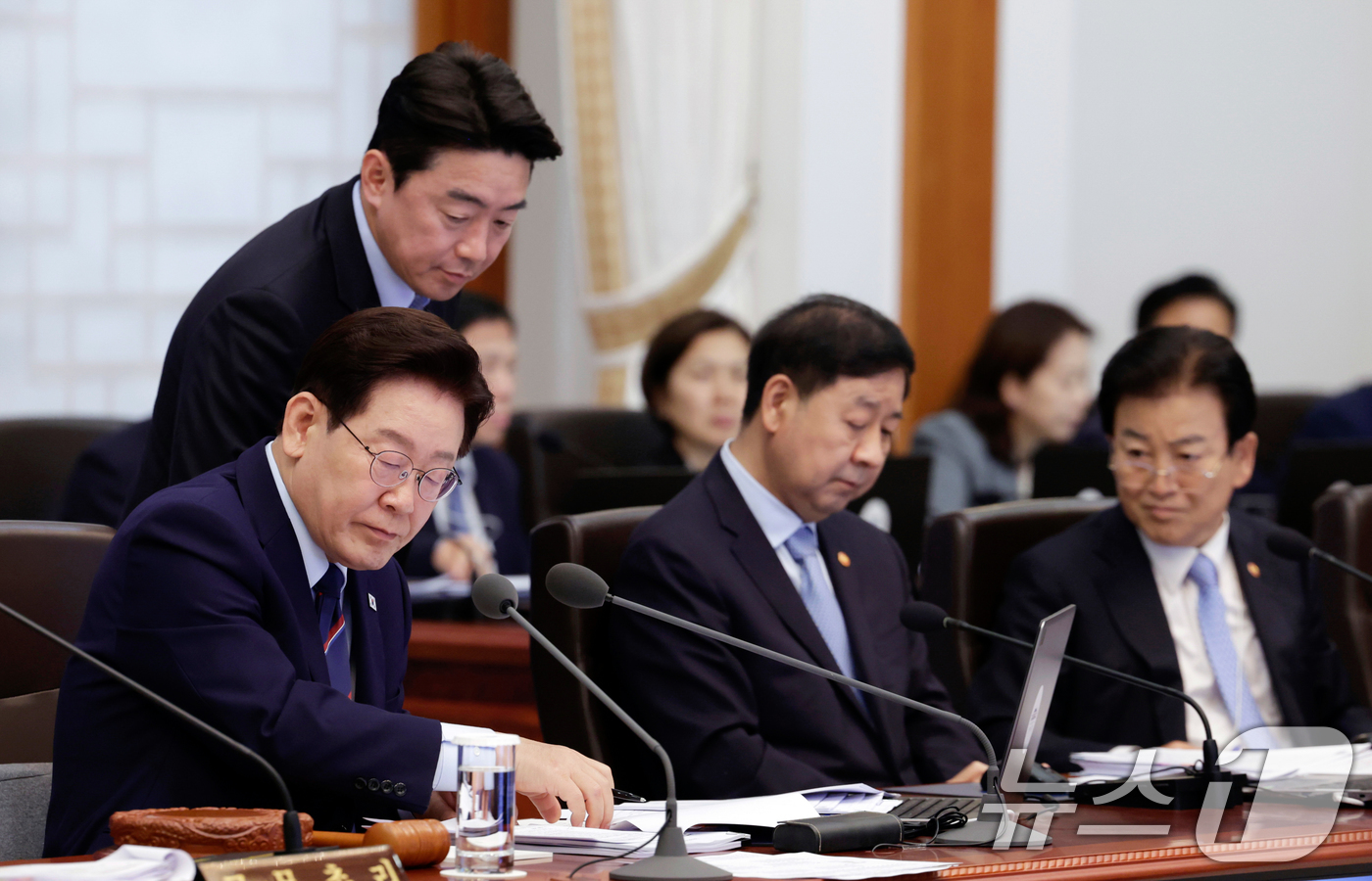 (서울=뉴스1) 허경 기자 = 이재명 대통령이 12일 청와대에서 열린 비상경제점검회의 겸 국무회의에서 강훈식 비서실장의 보고를 받고 있다. (청와대통신사진기자단) 2026.5.12 …