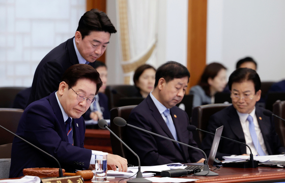 강훈식 비서실장 보고 받는 이재명 대통령