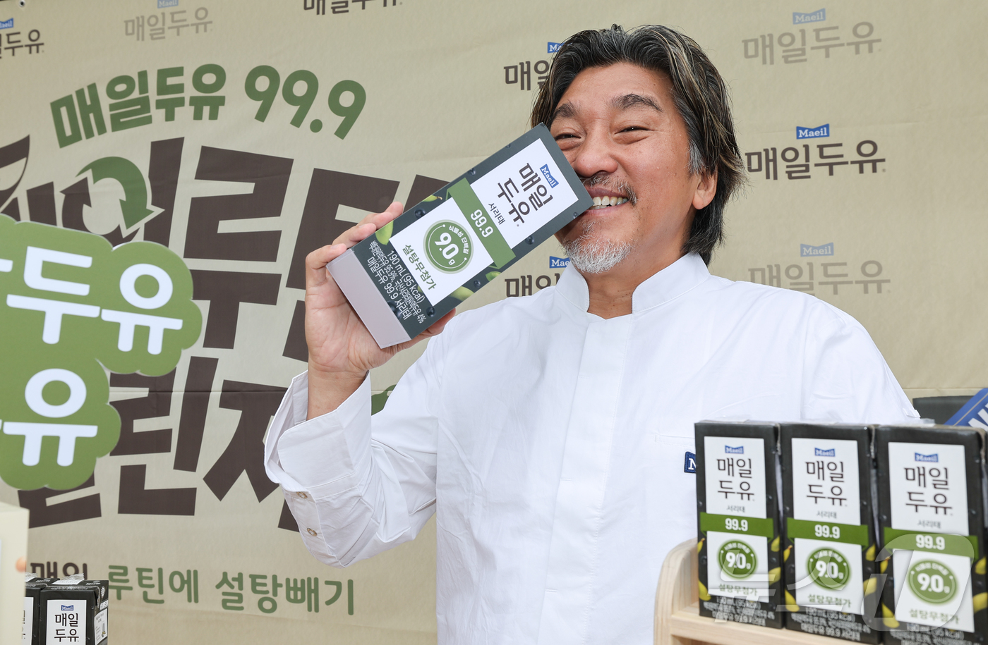 (서울=뉴스1) 이종수 인턴기자 = 셰프 에드워드 리가 12일 서울 청계광장에서 열린 매일유업 ‘매일두유 99.9 서리태’ 출시 기념 ‘매일루틴챌린지’ 행사에서 포즈를 취하고 있다 …