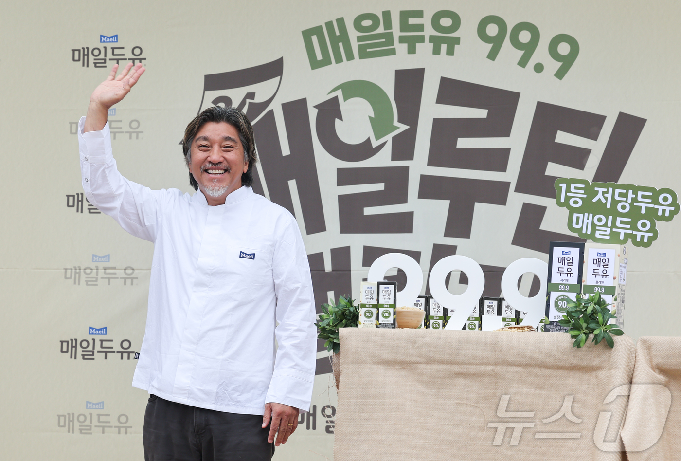 (서울=뉴스1) 이종수 인턴기자 = 셰프 에드워드 리가 12일 서울 청계광장에서 열린 매일유업 ‘매일두유 99.9 서리태’ 출시 기념 ‘매일루틴챌린지’ 행사에서 포즈를 취하고 있다 …