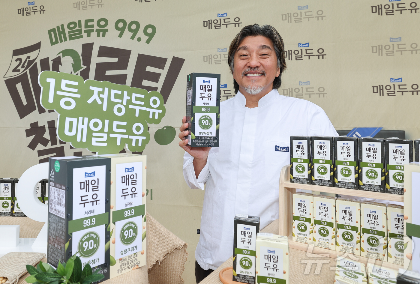 (서울=뉴스1) 이종수 인턴기자 = 셰프 에드워드 리가 12일 서울 청계광장에서 열린 매일유업 ‘매일두유 99.9 서리태’ 출시 기념 ‘매일루틴챌린지’ 행사에서 포즈를 취하고 있다 …