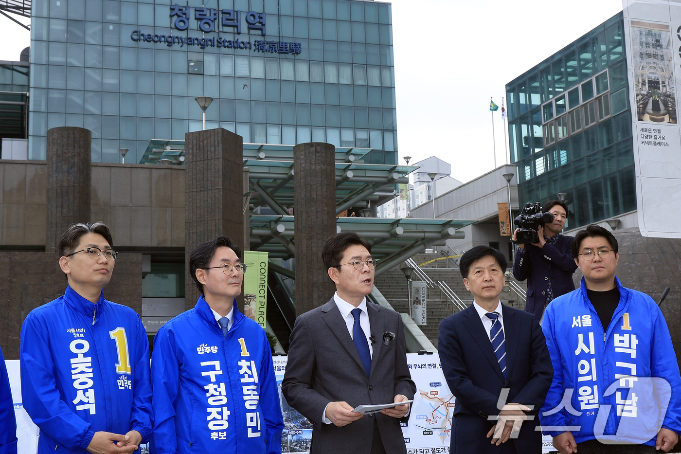 (서울=뉴스1) 박정호 기자 = 정원오 더불어민주당 서울시장 후보가 12일 오전 서울 동대문구 청량리역 광장에서 "서울 공간 대전환" G2 공약 발표를 하고 있다. 2026.5.1 …