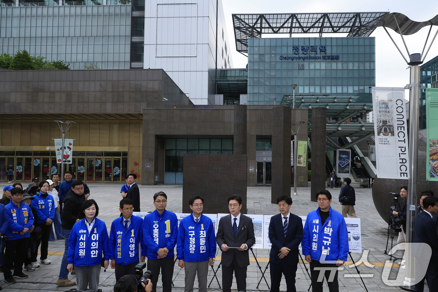 (서울=뉴스1) 박정호 기자 = 정원오 더불어민주당 서울시장 후보가 12일 오전 서울 동대문구 청량리역 광장에서 "서울 공간 대전환" G2 공약 발표를 하고 있다. 2026.5.1 …