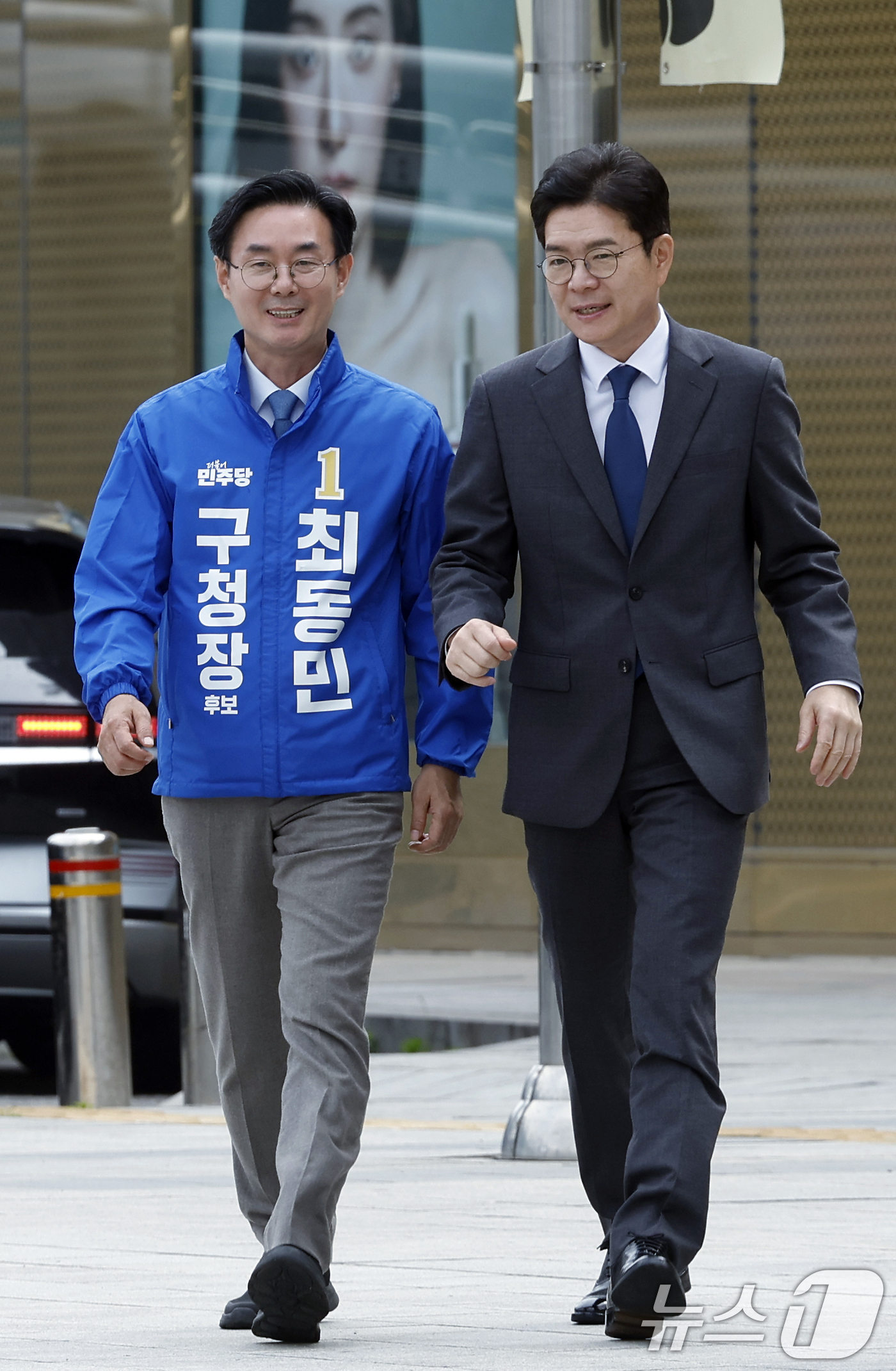 (서울=뉴스1) 박정호 기자 = 정원오 더불어민주당 서울시장 후보가 12일 오전 서울 동대문구 청량리역 광장으로 "서울 공간 대전환" G2 공약 발표를 위해 최동민 동대문구청장 후 …