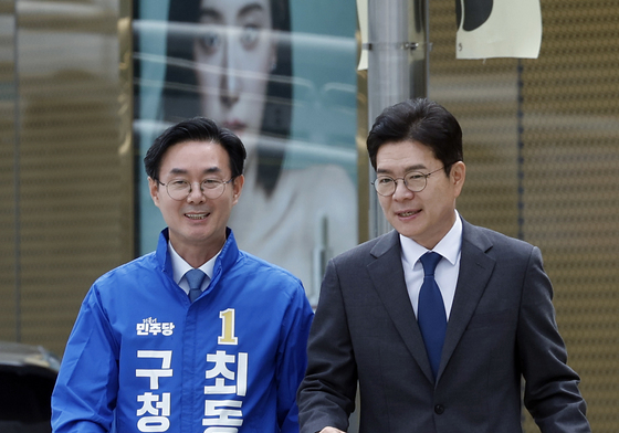 동대문구청장 후보와 함께 이동하는 정원오 후보
