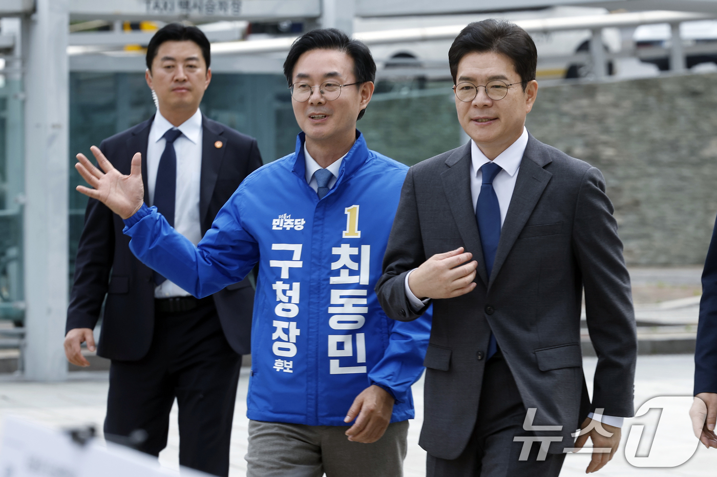(서울=뉴스1) 박정호 기자 = 정원오 더불어민주당 서울시장 후보가 12일 오전 서울 동대문구 청량리역 광장으로 "서울 공간 대전환" G2 공약 발표를 위해 최동민 동대문구청장 후 …