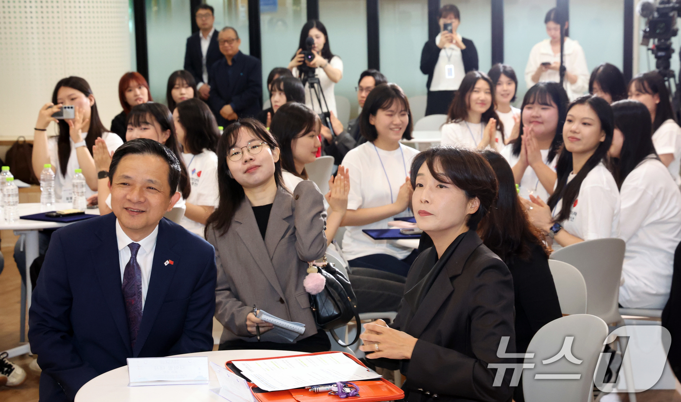 (서울=뉴스1) 김명섭 기자 = 12일 서울 종로구 정부서울청사 별관 외교부에서 열린 제4회 한중 청년 미래 우호증진단 발대식에서 정의혜 외교부 차관보, 다이빙 주한중국대사, 단원 …
