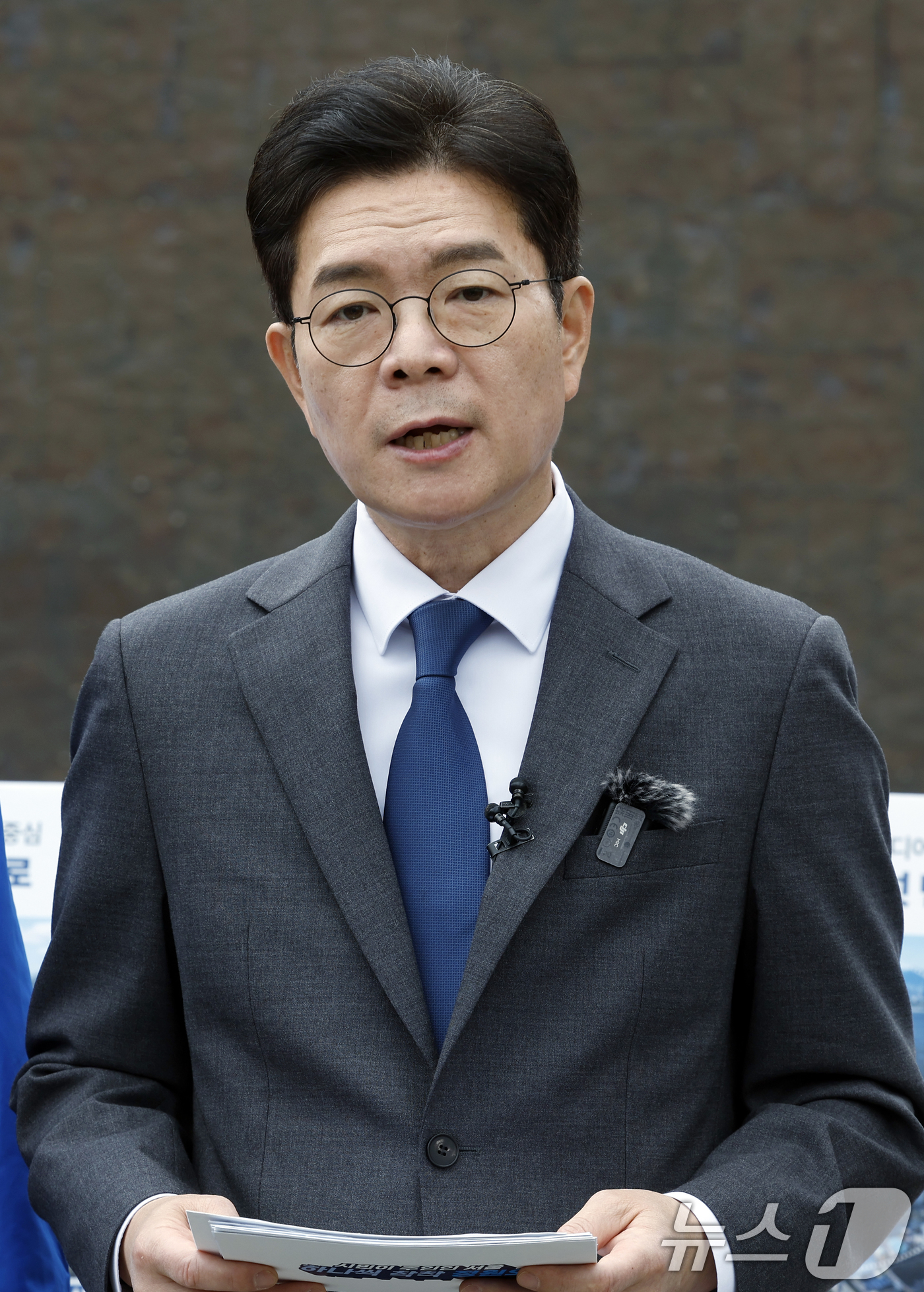 (서울=뉴스1) 박정호 기자 = 정원오 더불어민주당 서울시장 후보가 12일 오전 서울 동대문구 청량리역 광장에서 "서울 공간 대전환" G2 공약 발표를 하고 있다. 2026.5.1 …
